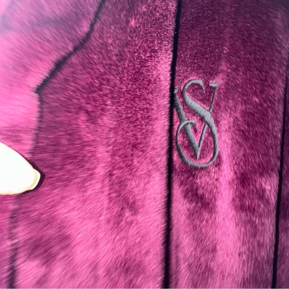 Victoria’s  Secret Women’s Short Plush Robe Size ML Burgundy Super Soft Cozy - Picture 10 of 11